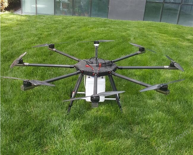 植保无人机可负载农药，在低空喷洒农药，每分钟可完成一亩地的作业